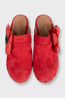 Suede clogs decorated with a flower