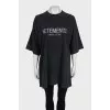 Серая oversize футболка со стразами