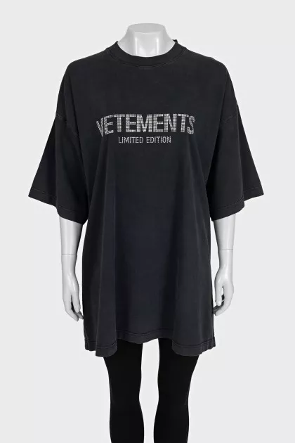 Серая oversize футболка со стразами