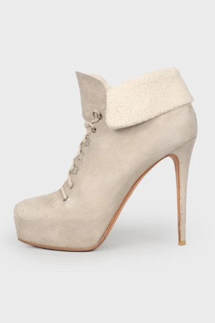 Сірі замшеві ботильйони