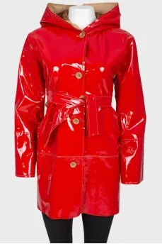Red varnished cloak