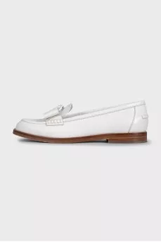 White leather loafers with a bow