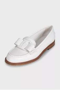 White leather loafers with a bow