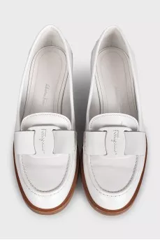 White leather loafers with a bow