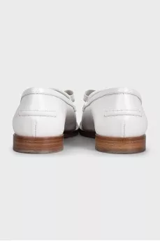 White leather loafers with a bow