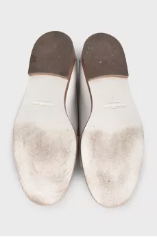 White leather loafers with a bow