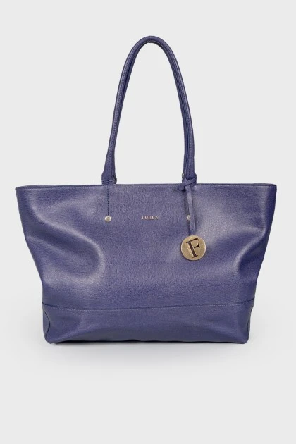 Wide leather bag of indigo color