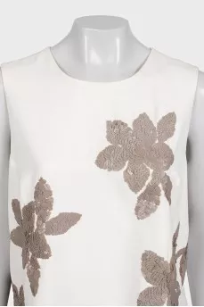 Beige short-sleeved blouse decorated with sequins