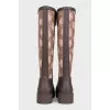 Brown rubber boots with print