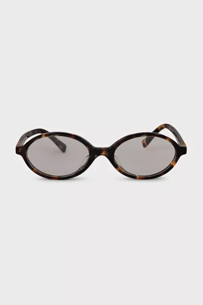 Oval glasses with leopard print frames