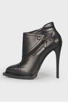 Black boots with curly sole