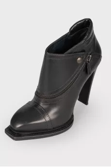 Black boots with curly sole