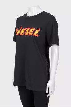 Straight T-shirt with a bright print