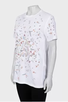 A straight white T-shirt decorated with rhinestones
