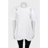 T-shirt with cutout shoulders and tag