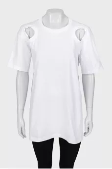 T-shirt with cutout shoulders and tag