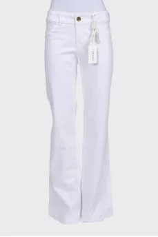 White flared trousers with a mid-rise