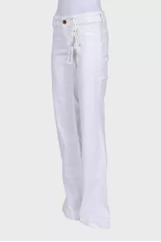 White flared trousers with a mid-rise