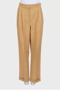 Beige trousers with a tag