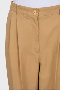 Beige trousers with a tag