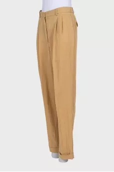 Beige trousers with a tag