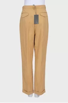 Beige trousers with a tag