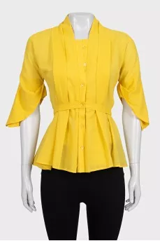 Fitted shirt decorated with pleats