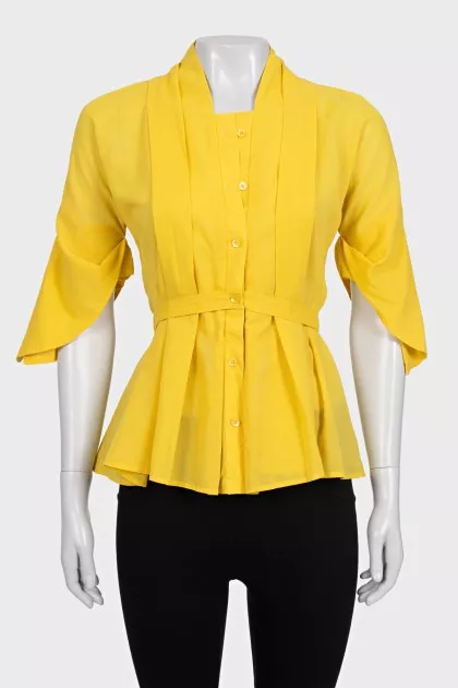 Fitted shirt decorated with pleats
