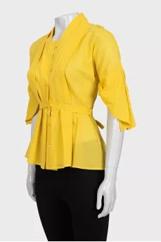 Fitted shirt decorated with pleats