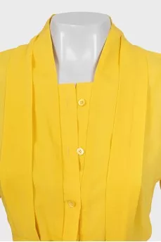 Fitted shirt decorated with pleats
