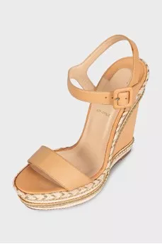Beige sandals with braiding