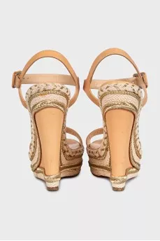 Beige sandals with braiding