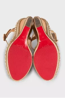 Beige sandals with braiding