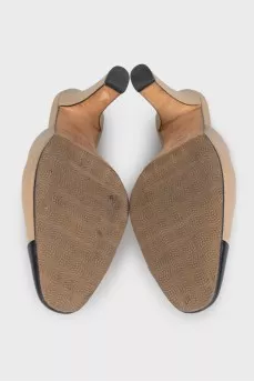 Beige mules with black toe