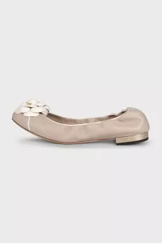 Beige ballet flats decorated with a flower