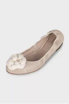 Beige ballet flats decorated with a flower
