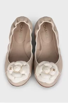 Beige ballet flats decorated with a flower