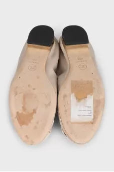 Beige ballet flats decorated with a flower