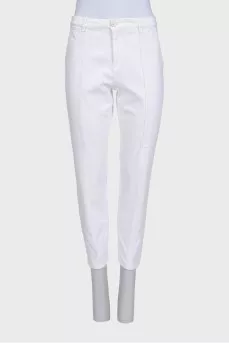 White straight-leg jeans with pockets