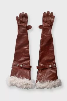Leather gloves with fur trim