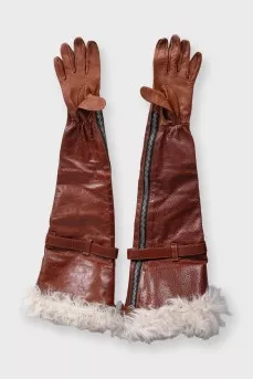 Leather gloves with fur trim