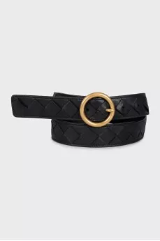 Braided belt made of woven leather with a gold-colored buckle