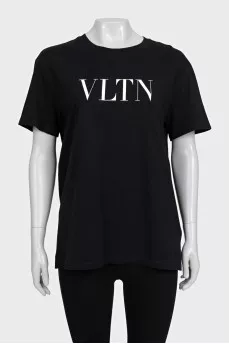 Straight-cut T-shirt with a contrasting logo