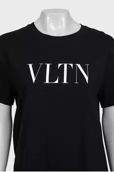 Straight-cut T-shirt with a contrasting logo