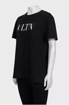 Straight-cut T-shirt with a contrasting logo