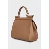 Сэтчел коричневого цвета с золотистой фурнитурой