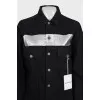 Джинсова куртка чорного кольору в принт з биркою