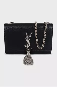 Leather bag decorated with a silver tassel
