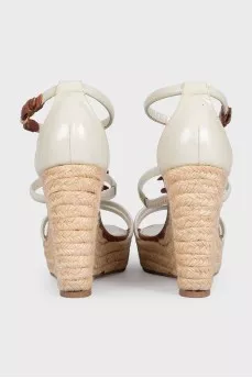 Leather sandals with signature decor