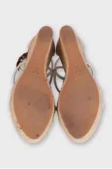 Leather sandals with signature decor